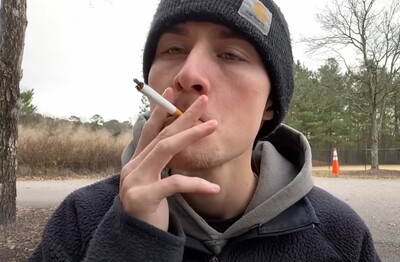 Лечение зависимости от табакокурения в Абазе Мужчина с сигаретой делает затяжку